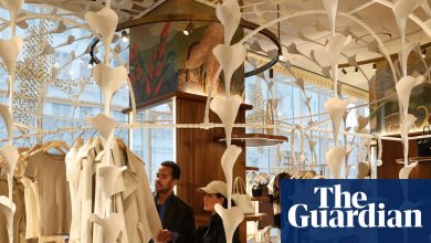 The K-shaped Christmas: wealthy few drive holiday spending splurge while many struggle to get by | US economy The K-shaped Christmas: wealthy few drive holiday spending splurge while many struggle to get by | US economy