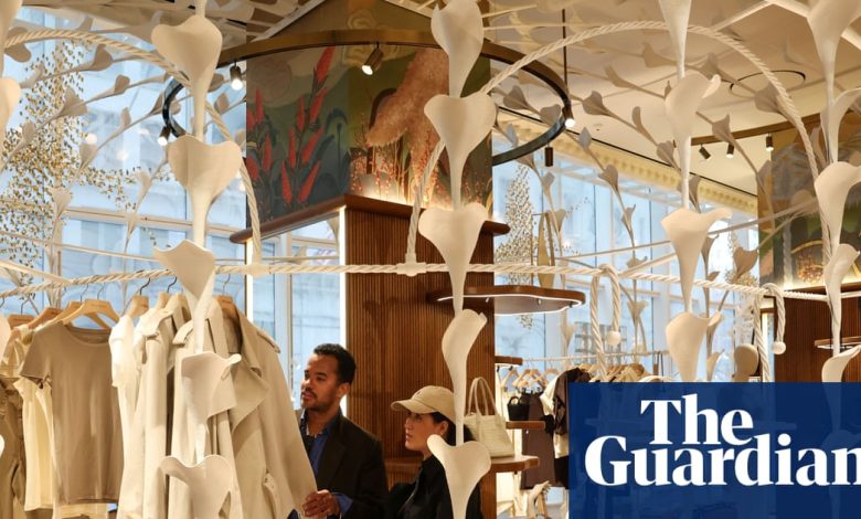 The K-shaped Christmas: wealthy few drive holiday spending splurge while many struggle to get by | US economy The K-shaped Christmas: wealthy few drive holiday spending splurge while many struggle to get by | US economy